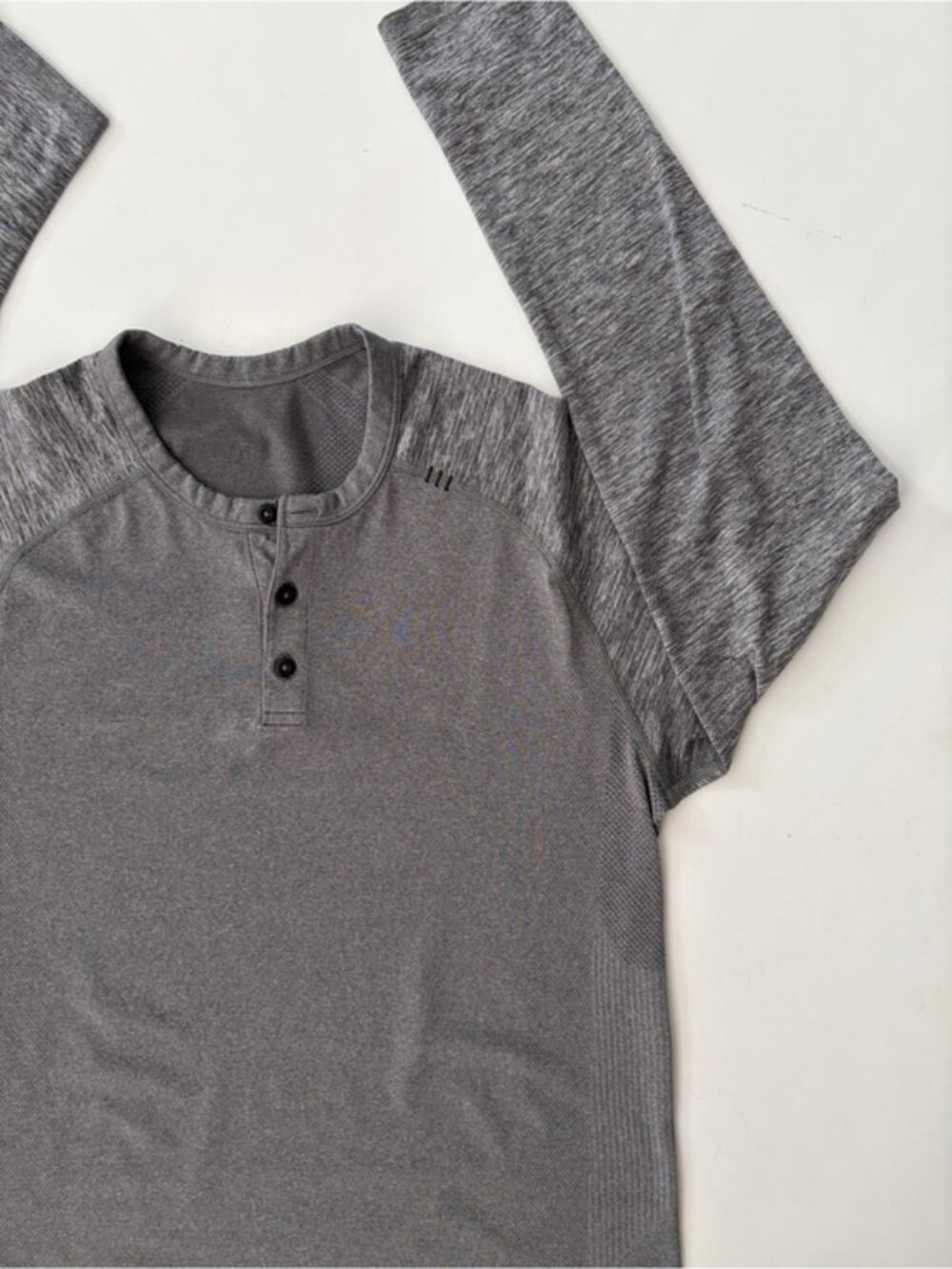 Lululemon athletica Men's Metal Vent Tech Long Sleeve Henley Heather Gray size M - Picture 6 of 12